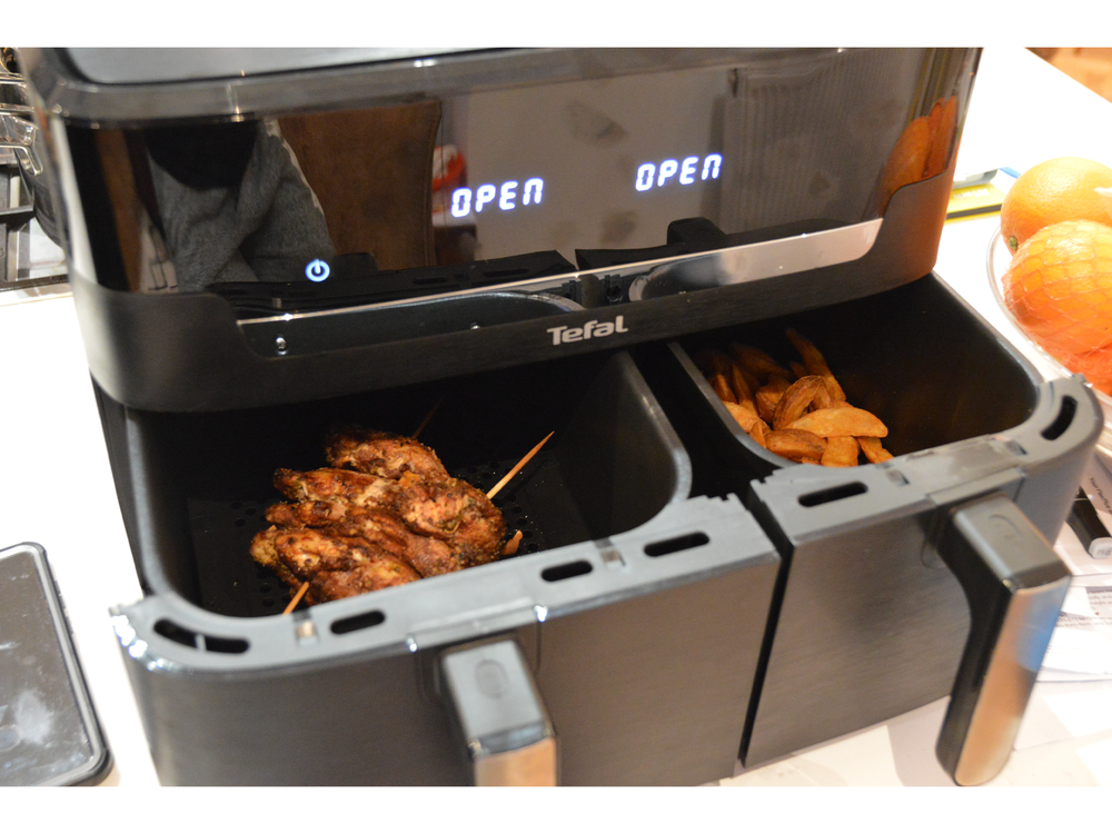 Cooking chicken shawarma and chips in the Tefal easy fry dual XXL 11l air fryer (Katie Gregory)