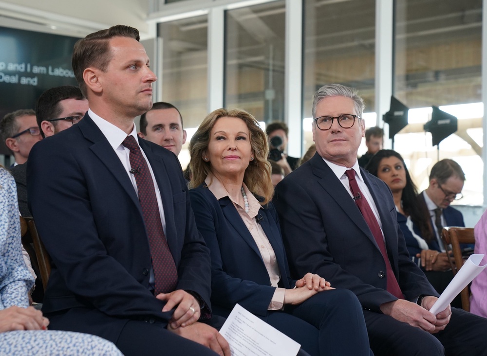 Mr Tapp sitting with Keir Starmer (PA)