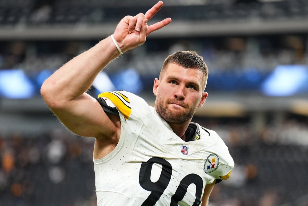 Steelers linebacker T.J. Watt underwent emergency surgery for a collapsed  lung