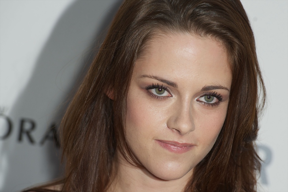 Kirsten Stewart has a cowlick hairline