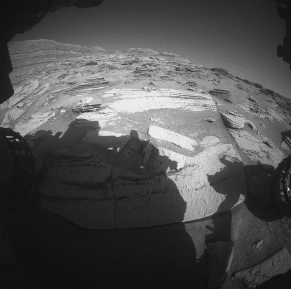 Nasa rover spots strange Martian rock that looks like ‘chocolate cake’