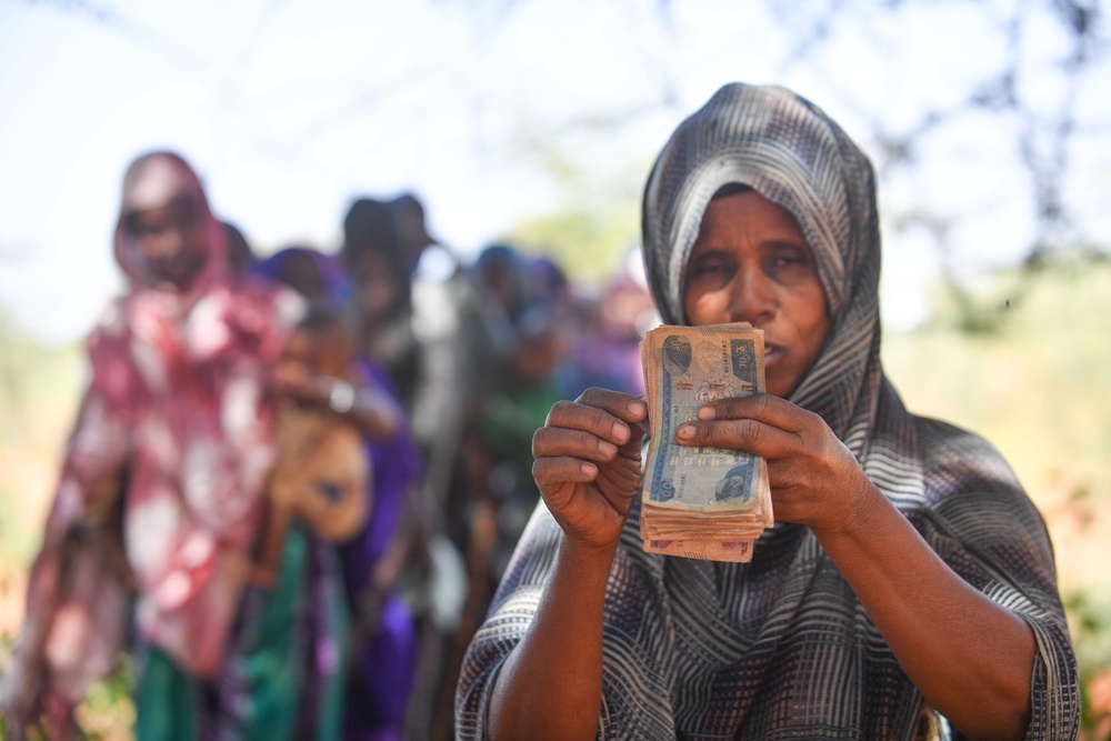 Habiba Abdulahi seen receiving cash during the World Food Programme’s Anticipatory Action cash distribution process in the Somali Region, Ethiopia (World Food Programme/Michael Tewelde)
