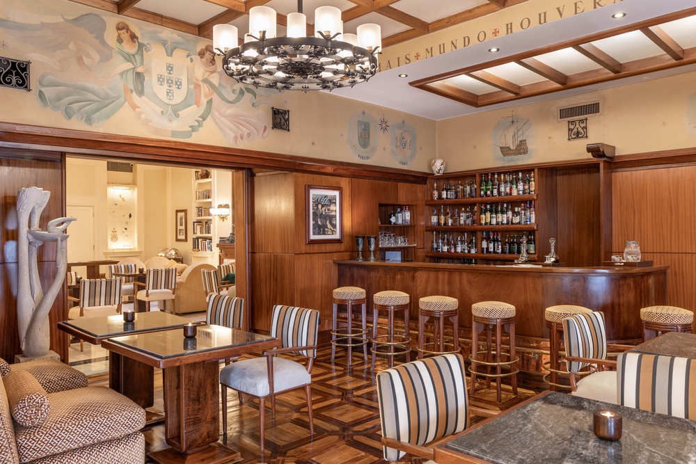 Sip your welcome drink in the sleek bar at Hotel Britania Art Deco (Hotel Britania Art Deco)