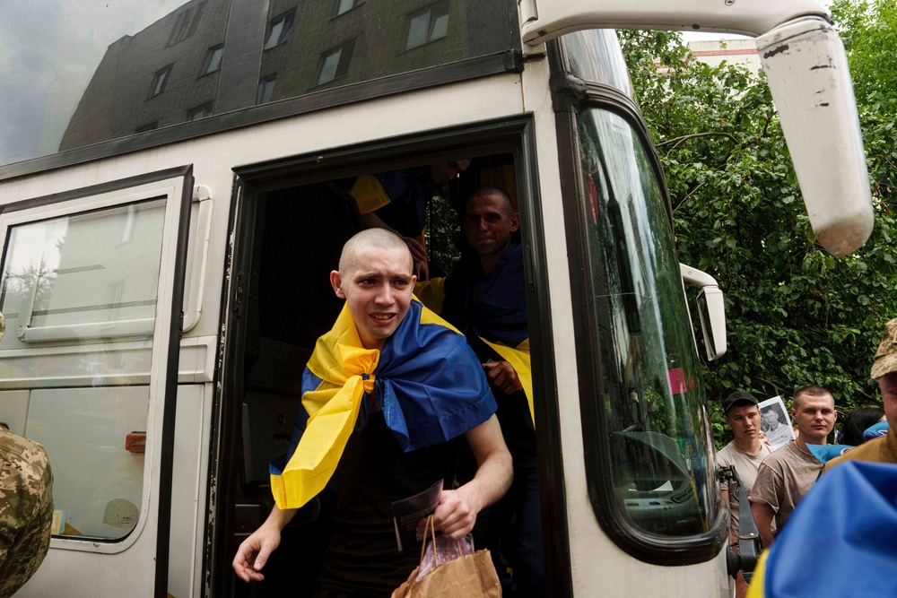 An Ukrainian soldier reacts after returning from captivity after a POWs exchange between Russia and Ukraine in Chernyhiv region (AP)