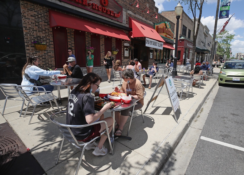 The top credit cards with dining rewards provide sign-up bonuses worth as much as $200 (Getty)