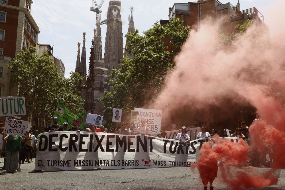 Holidaymakers sprayed by water pistols in Barcelona as part of ...