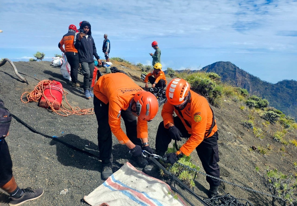 File image: Indonesian rescuers looking for a Brazilian tourist in 2025 who went missing (BASARNAS)