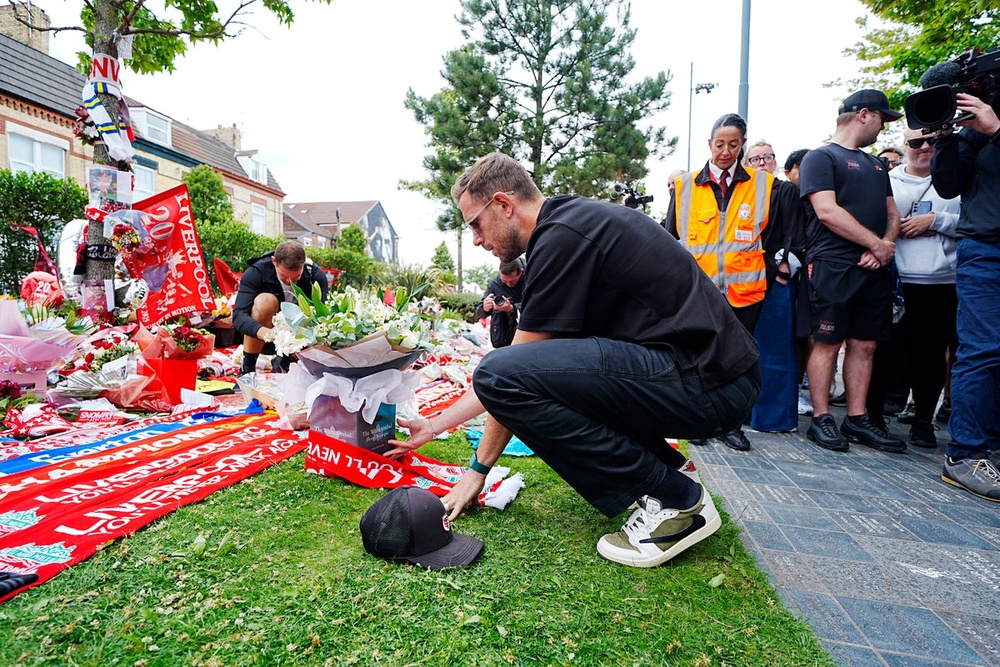 Liverpool’s Jordan Henderson wipes away tears as he pays emotional ...