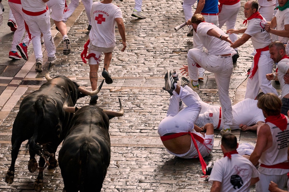One man gored and others bruised in Spain’s bull running festival(01)