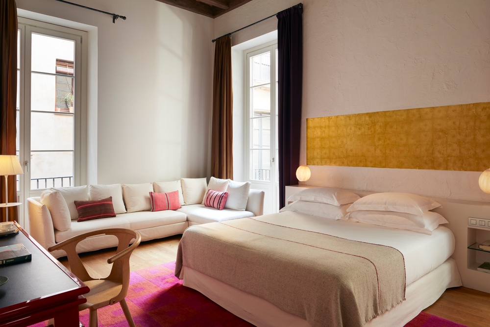 Splashes of hot pink and gold brighten up a stay at Hotel Neri (Hotel Neri)