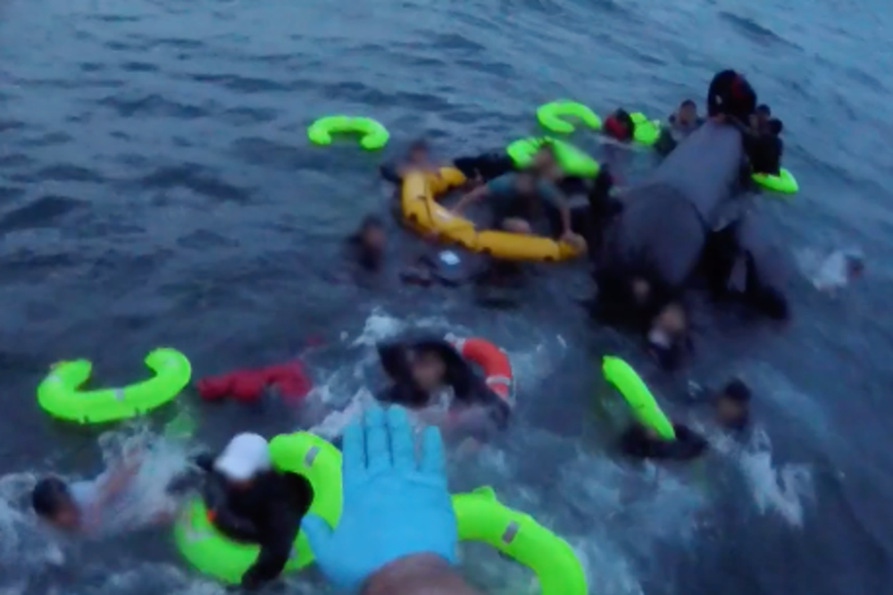 Dramatic footage shows RNLI lifeboat crew rescue 19 migrants from ...