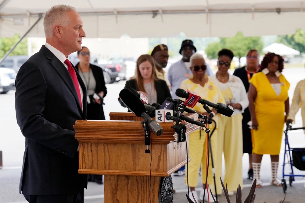 Tennessee Department of Correction Commissioner Frank Strada reads a statement as relatives of victims of convicted murderer Byron Black listen outside Riverbend Maximum Security Institution after his execution (AP)