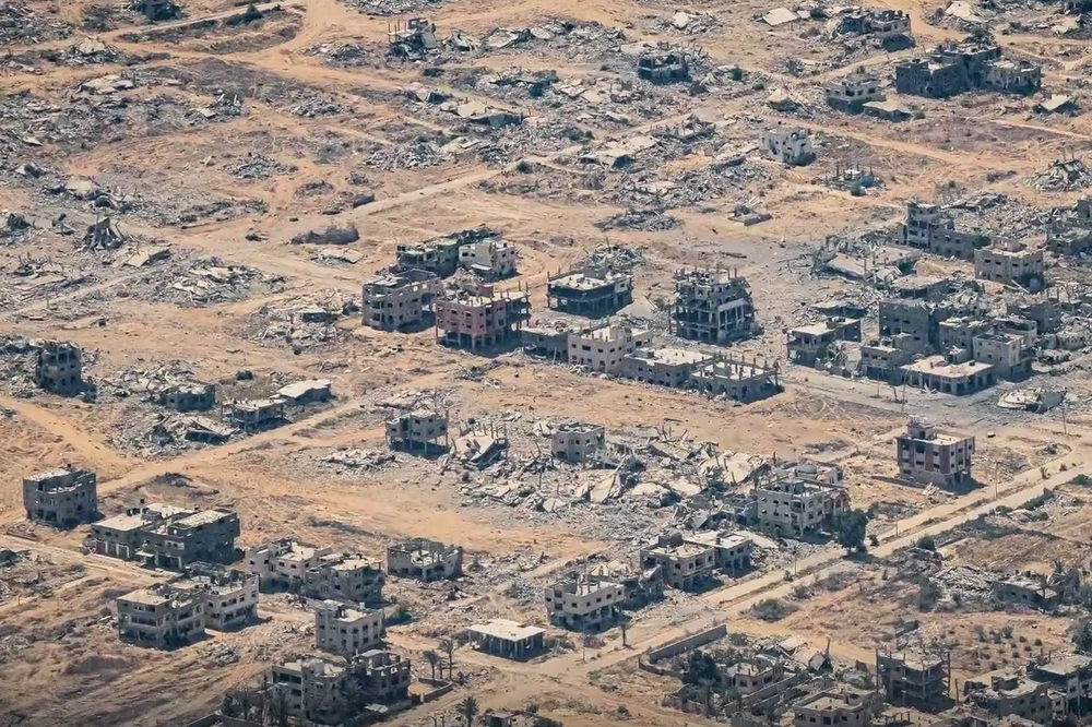 The Independent's Bel Trew photographed a view of Israel’s massive destruction of Gaza from a Jordanian military plane (The Independent)