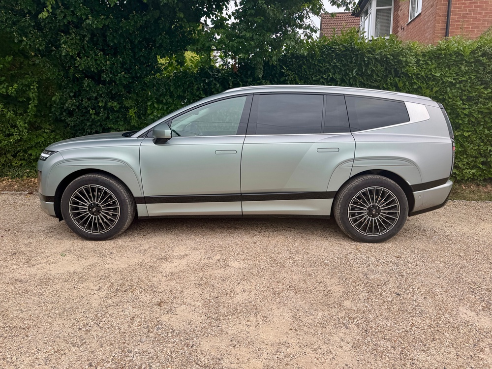 Clever design details and that sloping roof disguise the Hyundai Ioniq 9's size well (Steve Fowler)