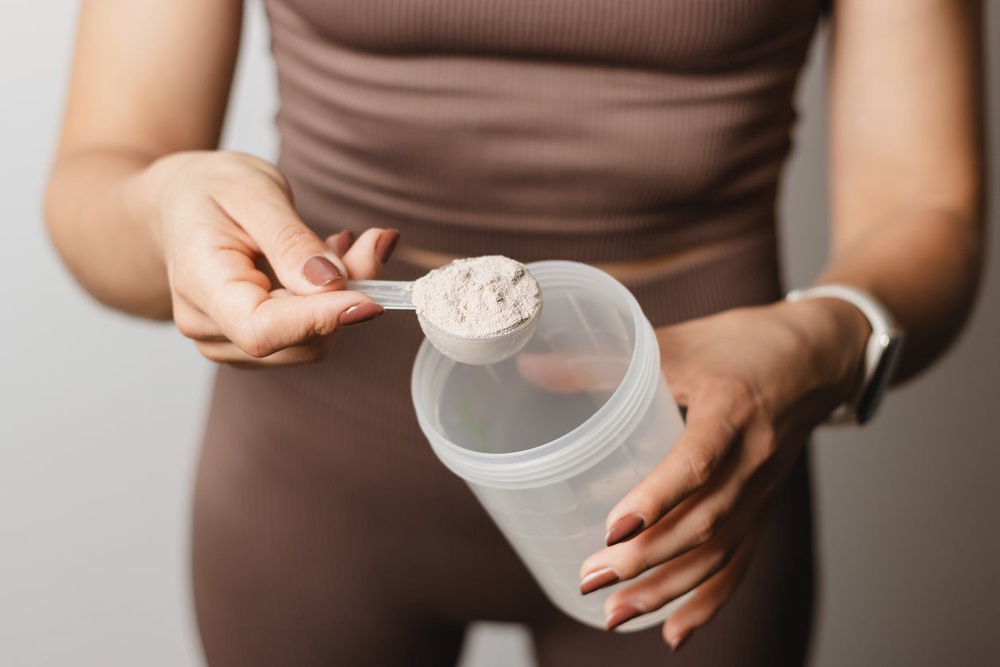 Whey protein isolate has a slightly higher protein content and a lower carbohydrate content than whey protein concentrate (Getty/iStock)
