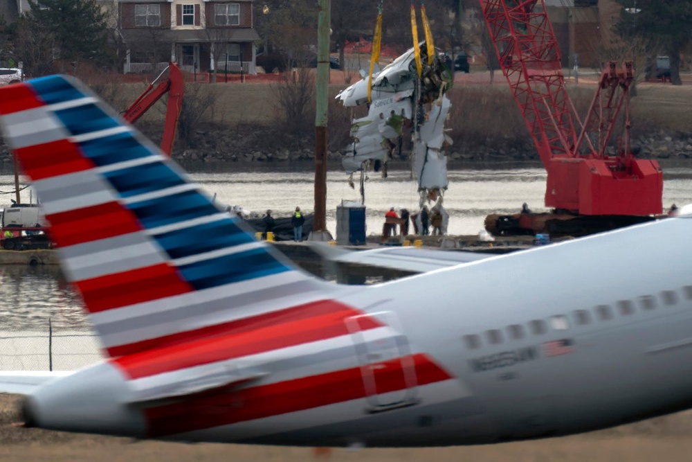 Family of 1 of the 67 Washington plane crash victims sues the FAA, Army ...