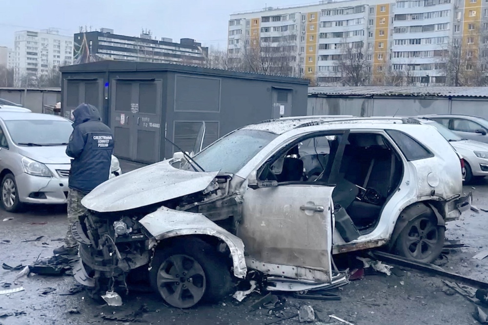 An investigator works at the scene in Moscow where Lieutenant General Fanil Sarvarov, head of the Russian General Staff’s Operational Training Directorate, was killed in a car bomb attack on 22 December 2025 (Russia's Investigative Committee)