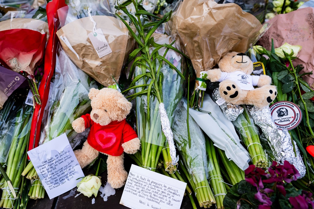 Tributes left at the scene of the fire on 2 January 2026 as the community reeled from the loss (Keystone)