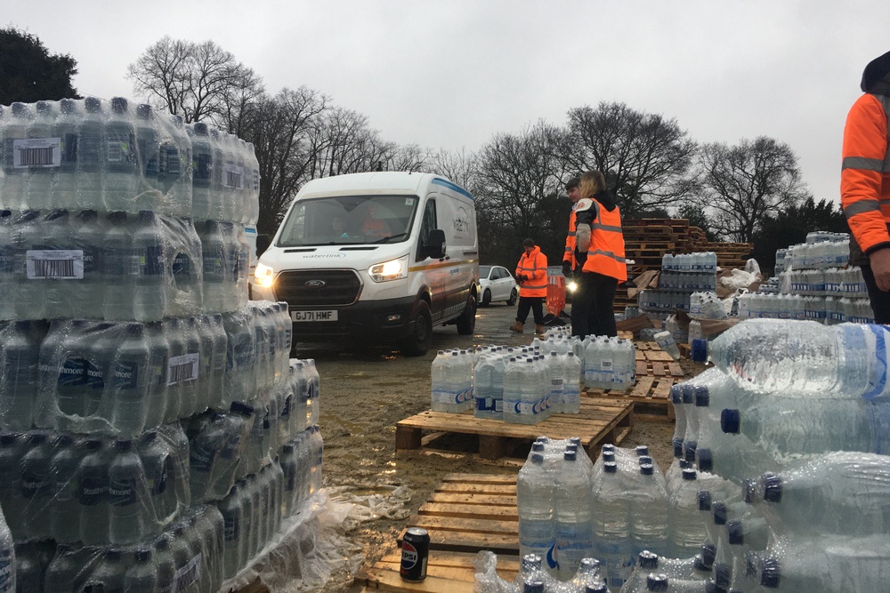 Water distribution at Tunbridge Wells amid the outage, where workers said around 1,000 cars an hour were arriving to collect bottled water (Harry Cockburn/The Independent)