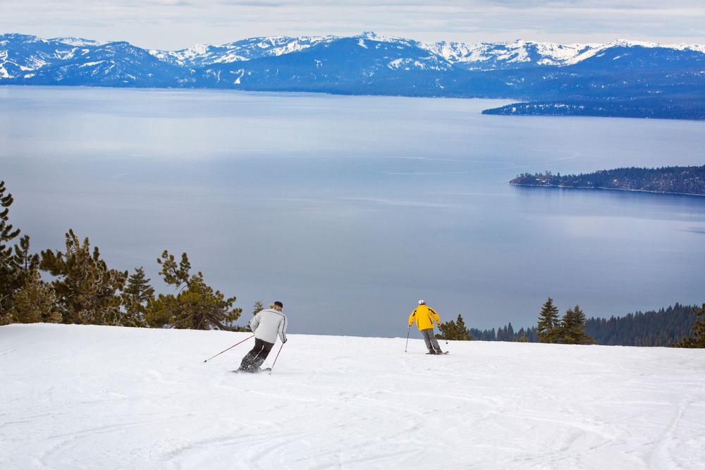 Lake Tahoe combines beach and skiing in spring break season (Cavan for Adobe - stock.adobe.com)