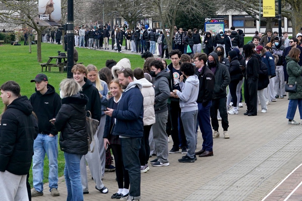 Image from: Meningitis B latest: Health chiefs dealing with unprecedented ‘super-spreader’ event as outbreak reaches London