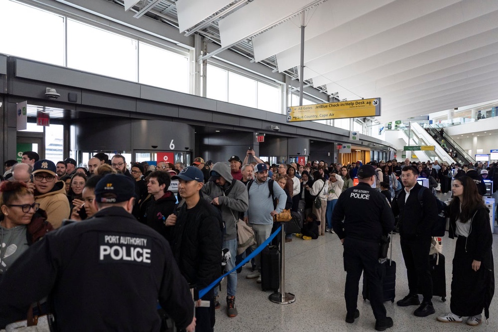 Image from: LaGuardia plane crash latest: Horrifying video shows moment of impact as Trump official warns travelers to ‘wear your seatbelt’