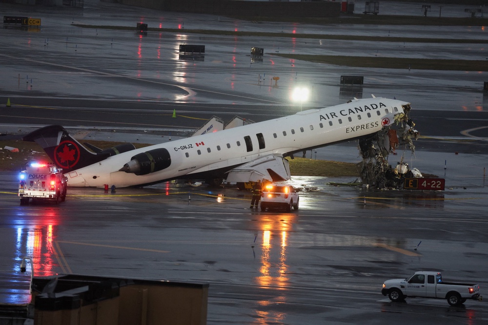 Image from: LaGuardia plane crash latest: Horrifying video shows moment of impact as Trump official warns travelers to ‘wear your seatbelt’