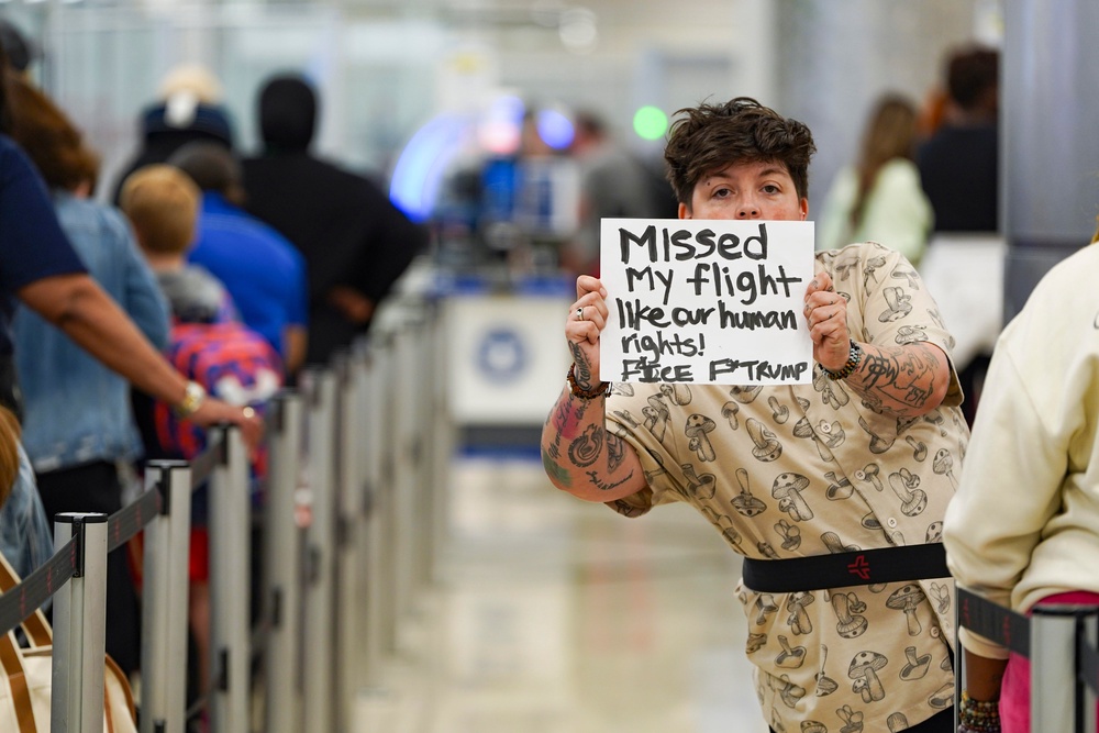 Trump deploys mask-free ICE agents to patrol US airports amid TSA chaos ...