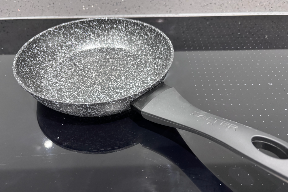 The handle stays cool on the Salter megastone (The Independent)