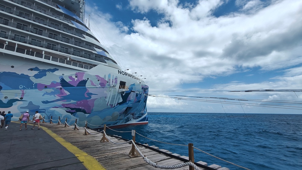 Norwegian Luna's bright hull shines on the water in the Caribbean (Marc Shoffman)