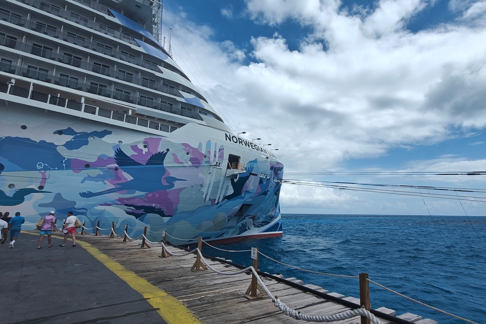 Norwegian Luna's bright hull shines on the water in the Caribbean (Marc Shoffman)