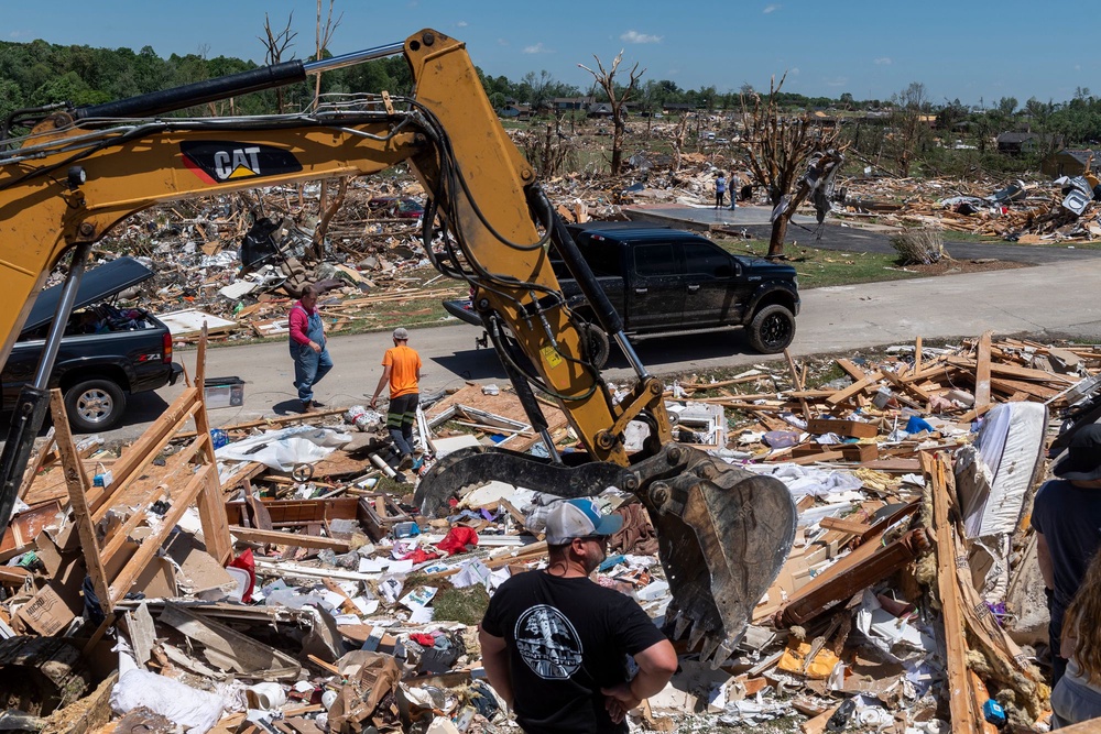 Crews clean up debris in the neighborhood of Sunshine Hills, Kentucky, last May. A deadly tornado outbreak there also passed through Missouri and Illinois (Getty Images)
