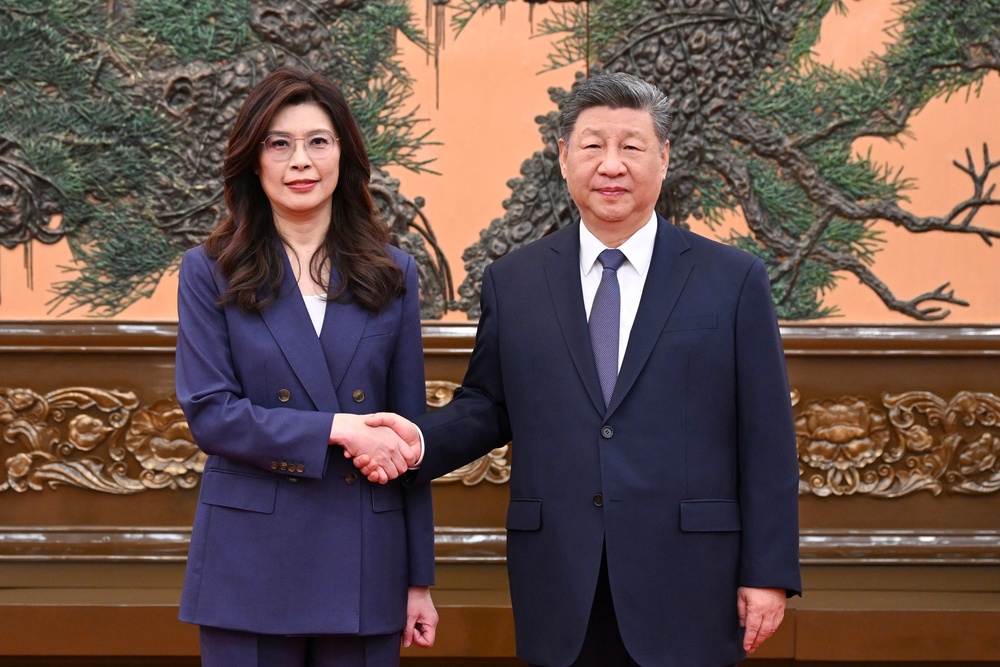 Chinese President Xi Jinping, right shakes hands with Kuomintang (KMT) party leader Cheng Li-wun in Beijing (Xinhua)