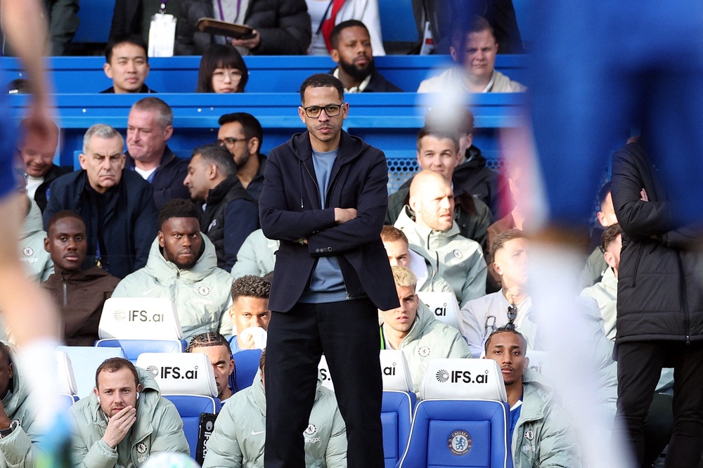 Liam Rosenior has entered dire straits as Chelsea boss (AFP via Getty Images)