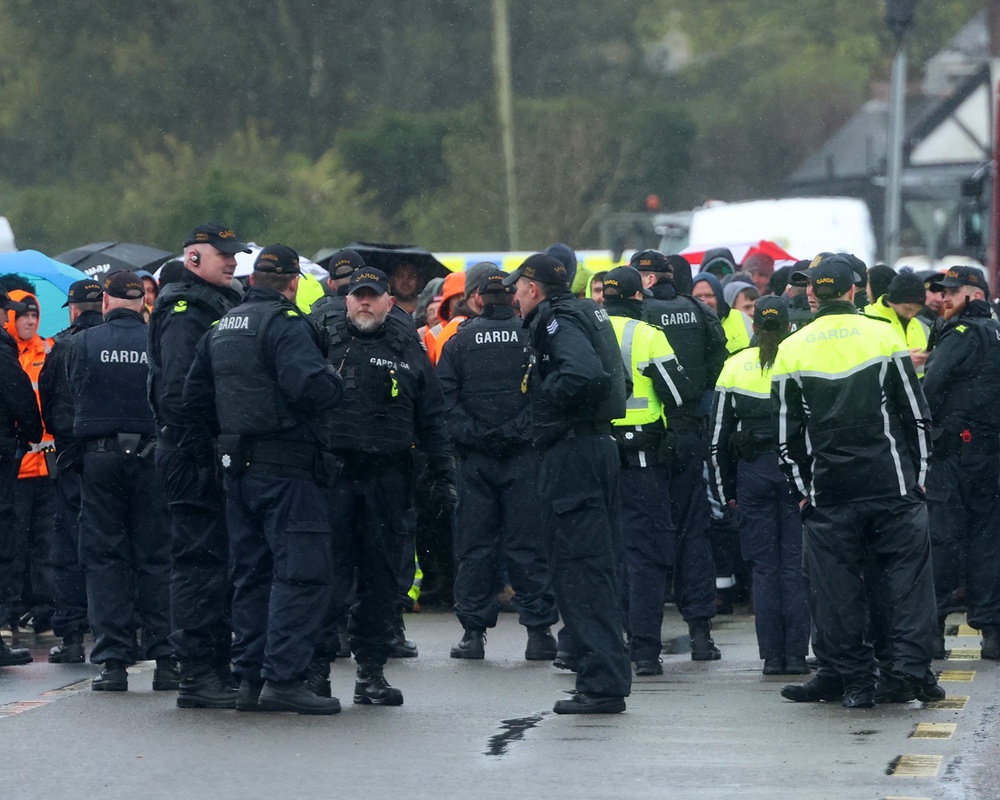 Garda as protesters take part in a blockade at the Whitegate Oil Refinery (Brendan Gleeson/PA) (PA Wire)