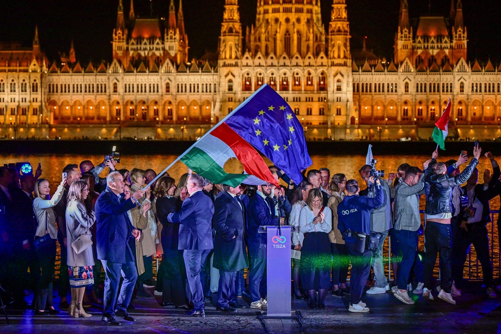 The European Union and revolutionary national flags fly after a speech by Peter Magyar (REUTERS)