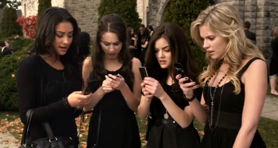 A chilling text message – or possibly a singular thumbs-up – arrives in ‘Pretty Little Liars’ (BBC)