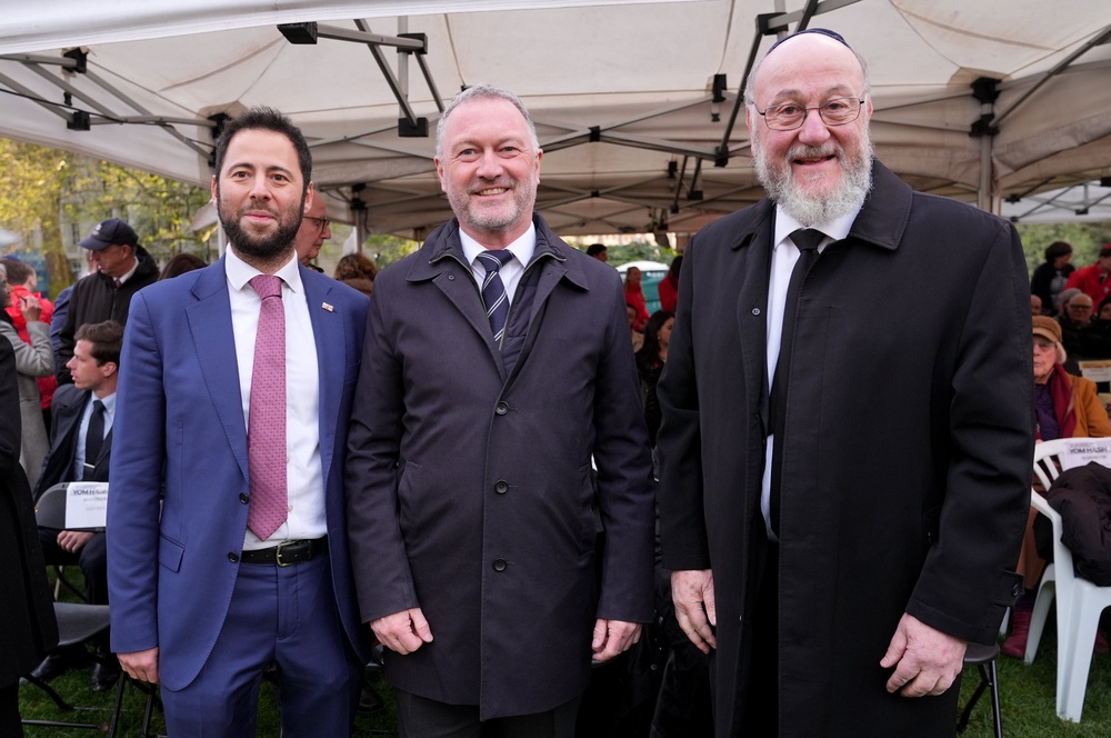 Phil Rosenberg (left), Housing Secretary Steve Reed (centre) and Chief Rabbi Sir Ephraim Mirvis at the UK's National Yom HaShoah Commemoration (Yui Mok/PA)