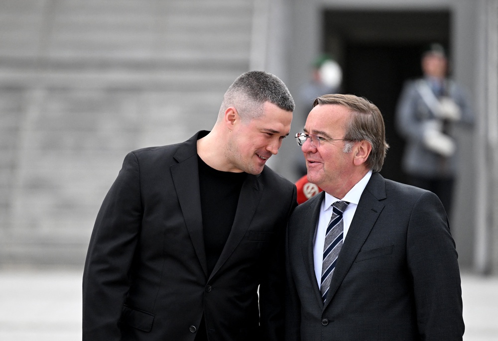 German Defence Minister Boris Pistorius (R) talks with his guest, Ukrainian Defence Minister Mykhailo Fedorov during an official welcome ceremony (AFP/Getty)