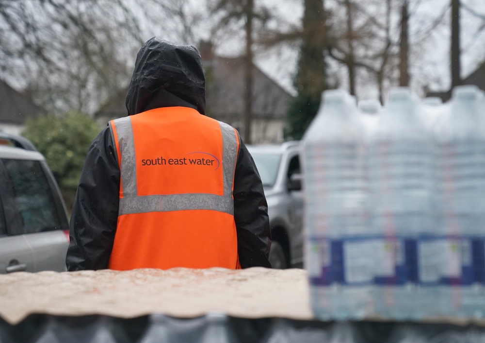 South East Water staff hand out bottled water (Gareth Fuller/PA) (PA Wire)