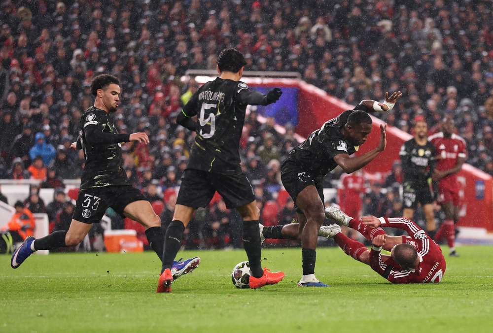 Alexis Mac Allister goes down under the challenge of Willian Pacho in the box (Getty)