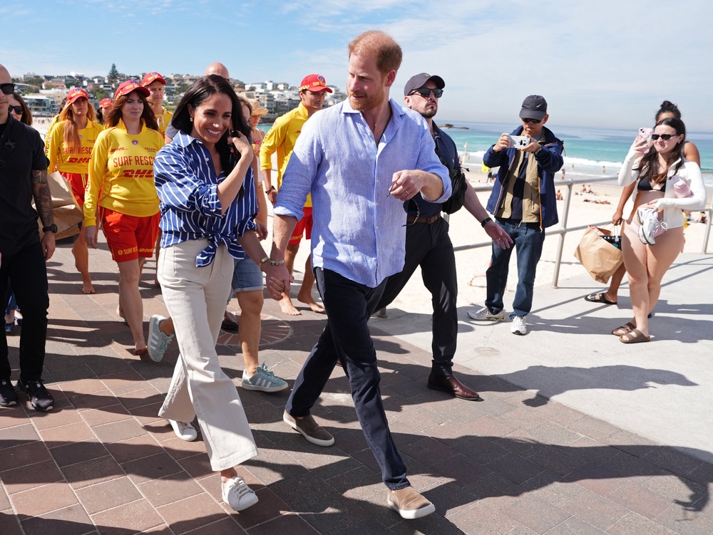The Duke and Duchess of Sussex walk along the boardwalk at Bondi (Jonathan Brady/PA) (PA Wire)