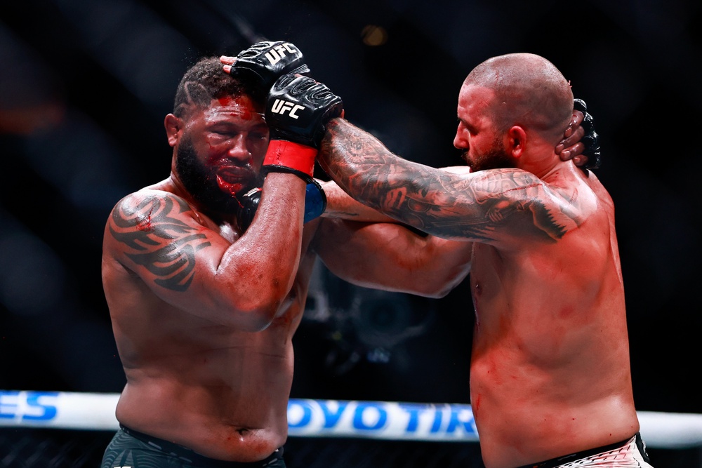 Josh Hokit (right) outpointed Curtis Blaydes in an instant classic (Getty)
