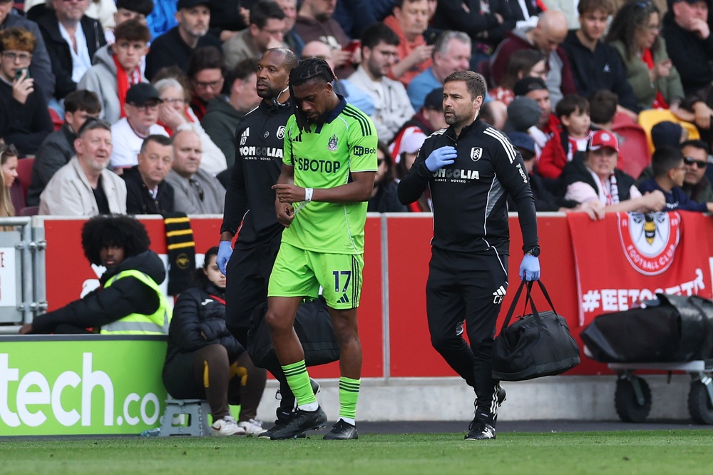 Alex Iwobi limped off injured before the break (Getty)
