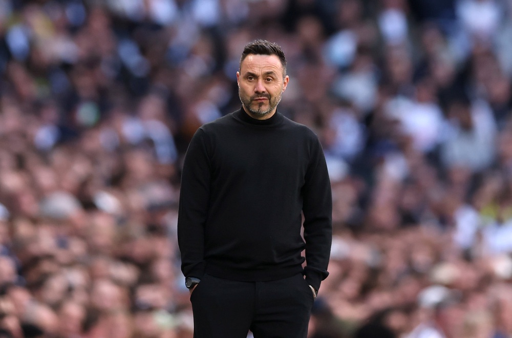 Roberto De Zerbi watches on with a puzzled look on his face. (Getty Images)