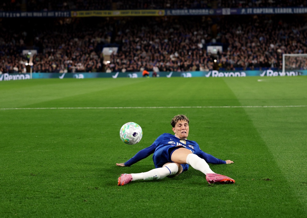 Garnacho slips trying to reach a cross. (Getty Images)