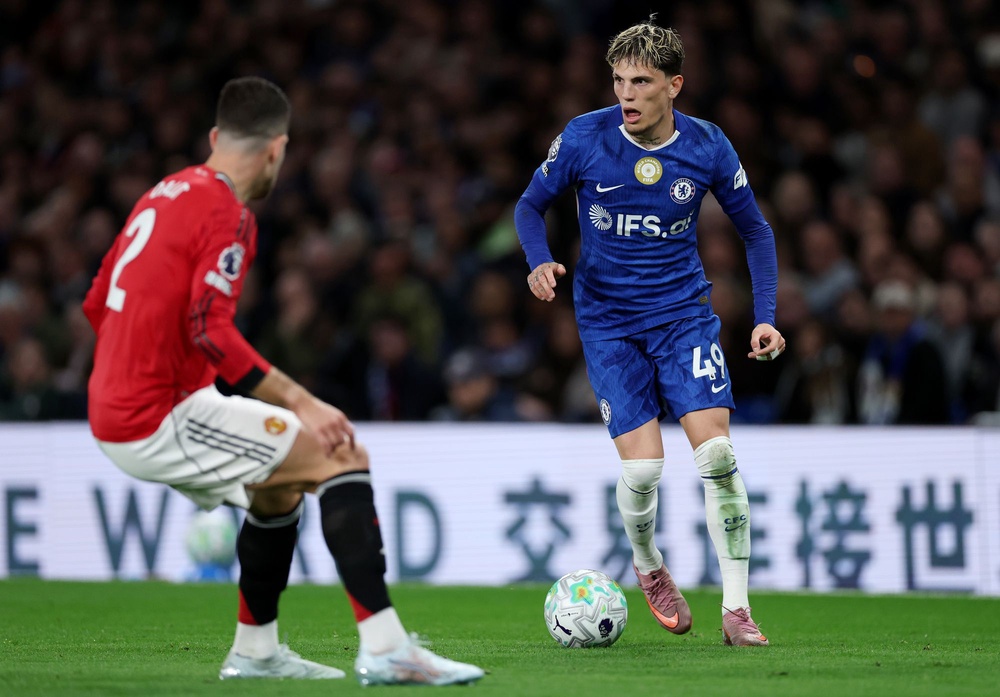 Garnacho tries to get past Dalot. (Getty Images)