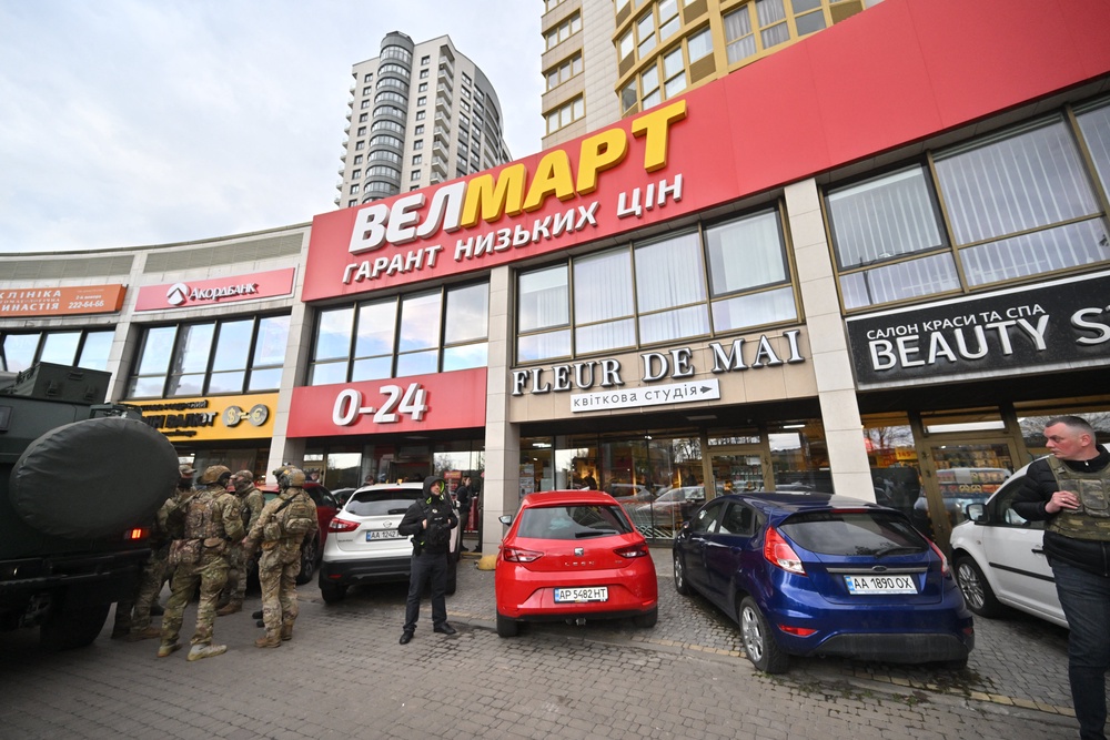 Special team police officers attend outside a supermarket following a shooting in Kyiv on April 18, 2026. A gunman opened fire in Kyiv on April 18, 2026 (AFP/Getty)