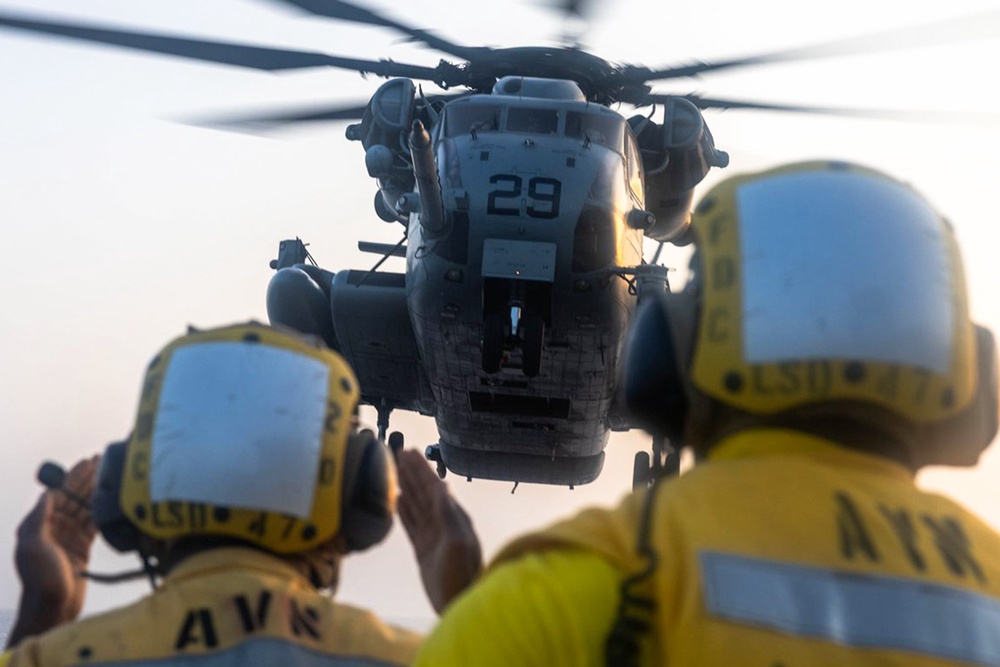 Sailors and Marines aboard dock landing ship USS Rushmore (LSD 47) conduct blockade operations in the Arabian Sea (US Centcom)