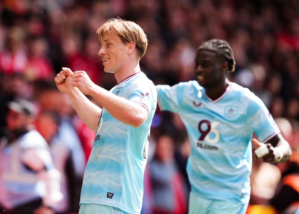 Zian Flemming celebrates scoring the opener for Burnley (Mike Egerton/PA) (PA Wire)